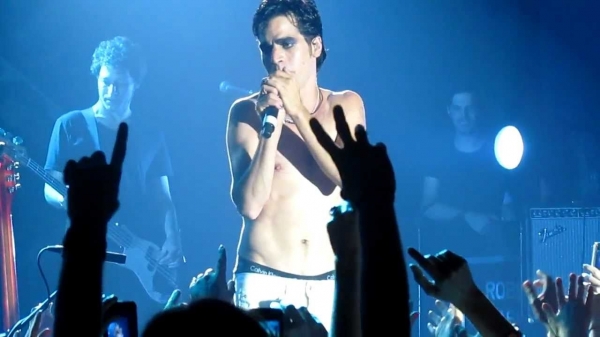 אביב גפן בהופעה '20 שנה לאור הירח'