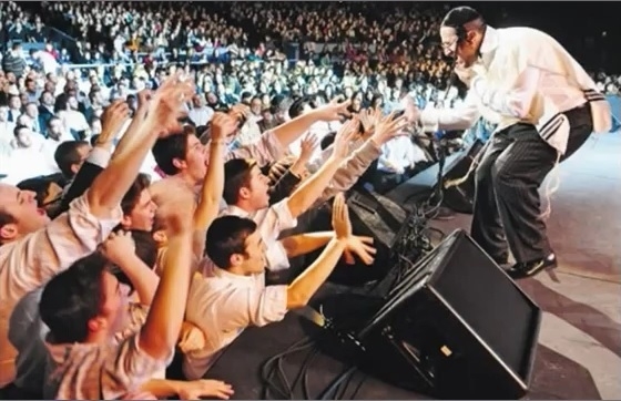 'כל העולם כולו גשר צר מאד' ו- 'מצווה גדולה להיות בשמחה' ביצוע מטריף של ליפא שמעלצר - 