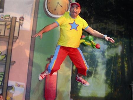 יובל המבולבל ודודה סימה המרוקאית(חזקקק) - 