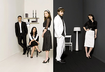 סרוגים: שיר הפתיחה 'אנא אפנה'  - 