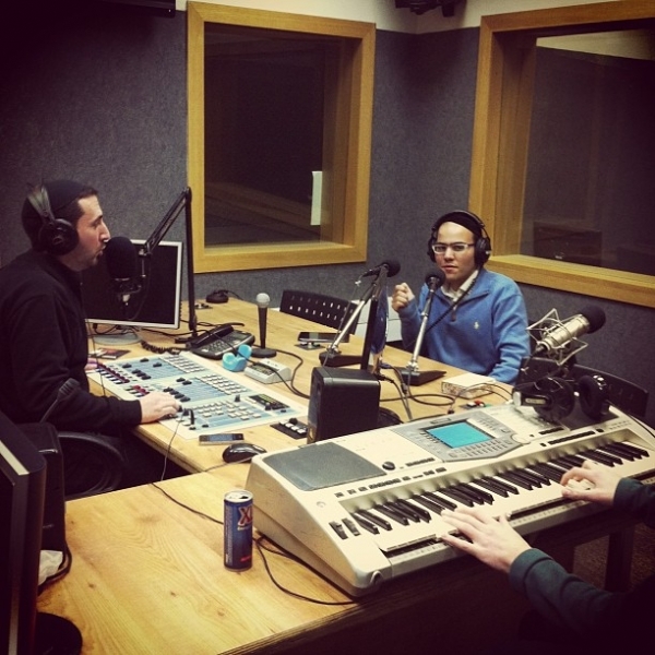 בריו חקשור מתארח בתוכניתו של הקפטן של קול ברמה - 