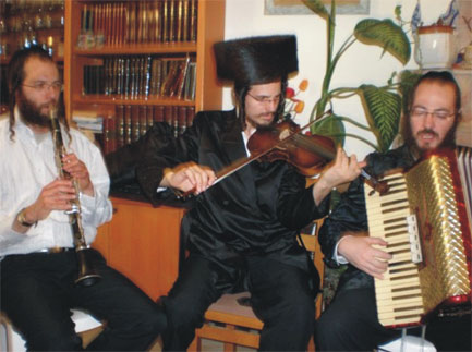 פורים - בחצר חסידות קרלין