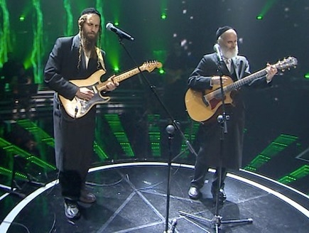 האחים אריה וגיל גת בסרטון- ביצוע נצחי אייכה של שולי רנד -