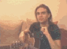 הגיטריסט אריק שחר (הקים את 'החברים של נטאשה' עם ארקדי דוכין...) מנגן ניגון ברסלב עתיק... 