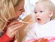 בול פגיעה - משחקת עם אוכל והילד