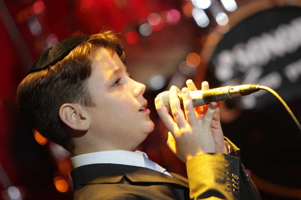 יונתן שיינפלד - שירה בשמחה (סינגל חדש) - 