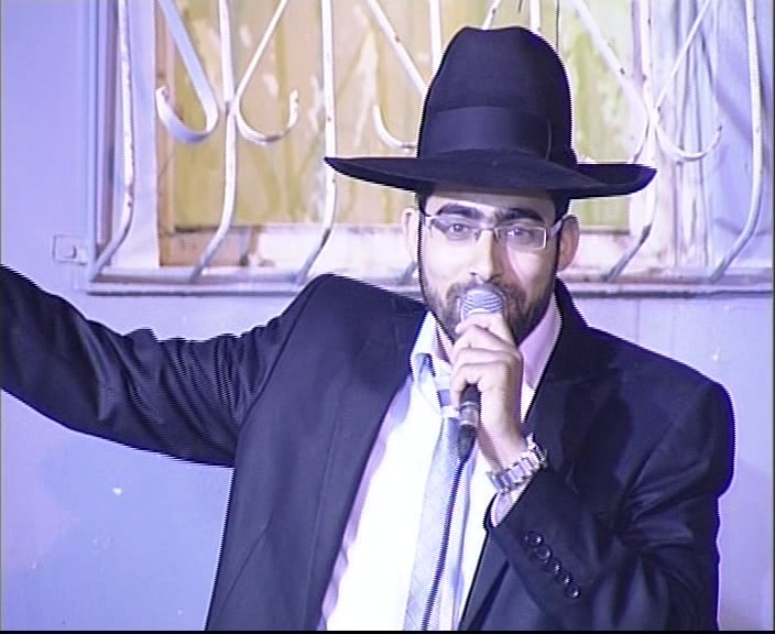 לצפייה אופיר סלומון בהופעה חייה בבת ים בשמחת תורה - 